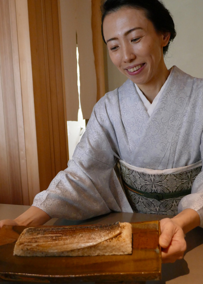Misuzu Akiyoshi, épouse du chef, sert le sushi pressé au maquereau, sur un lit de shiso vert et feuille de nori au sésame grillé (« shiiza kana sabazushi »).