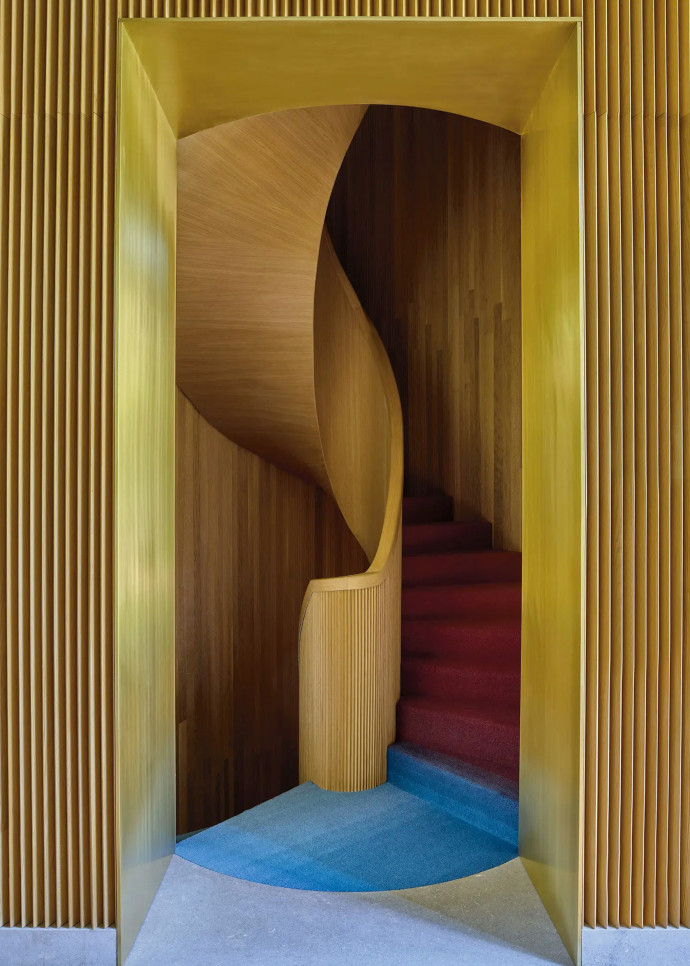 Escalier sculptural dans la maison que Federico Marchetti a conçue dans une ancienne usine textile du lac de Côme.