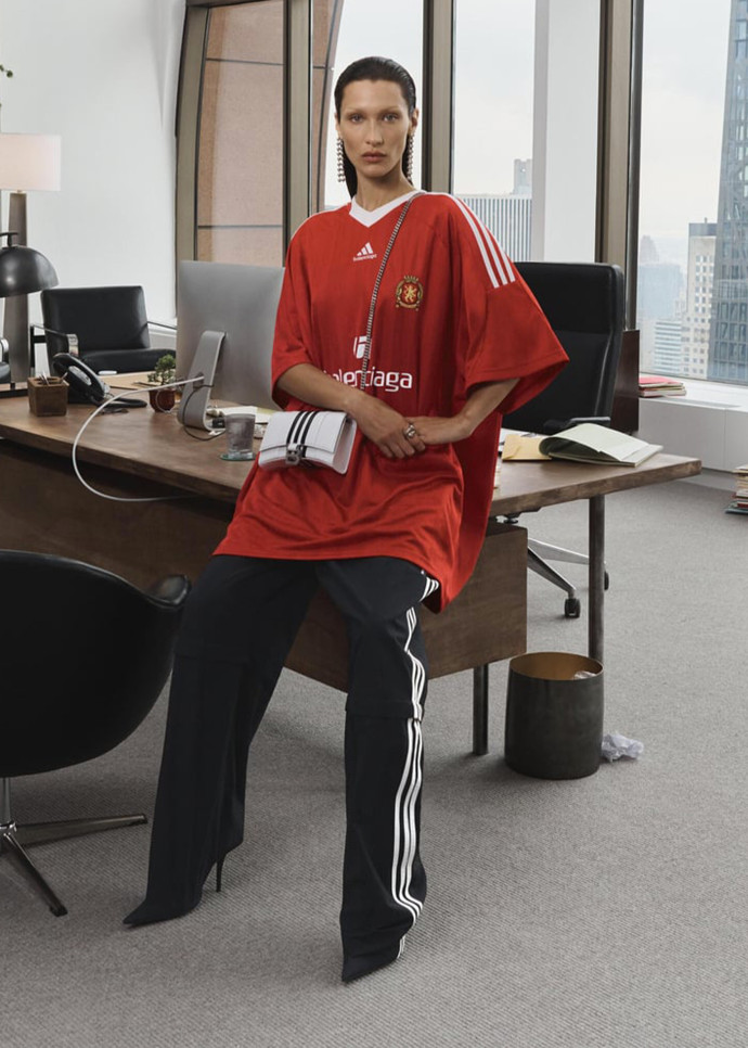 Bella Hadid, photographiée devant l’horizon des gratte-ciel de Manhattan pour la campagne officielle de la collaboration entre Adidas et Balenciaga.