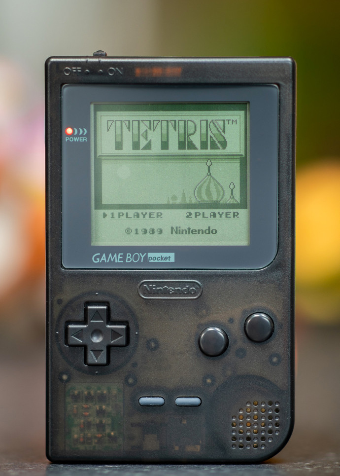 Le Game Boy Pocket, sorti en 1996, est la première version redessinée du Game Boy original.