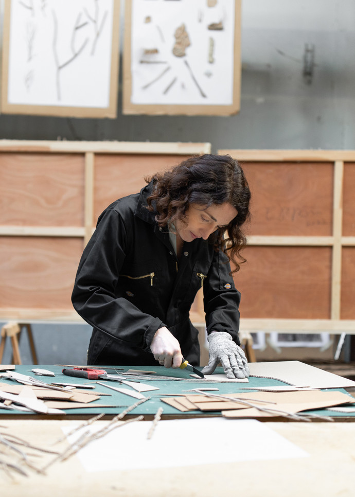 Eva Jospin travaillant sur sa Carte Blanche PROMENADE(S) dans son atelier parisien, 2022.