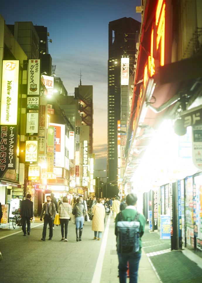 La nuit, les rues de Shinjuku sont éclairées par la multitude des néons des boutiques.