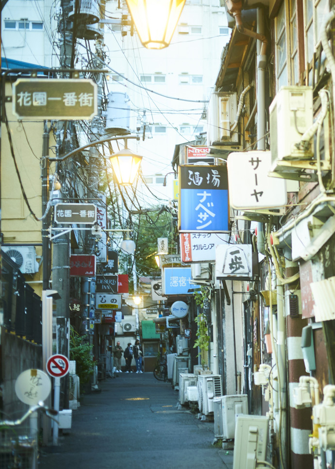 Une ruelle pittoresque de Golden Gai, avec ses bâtisses à un étage.
