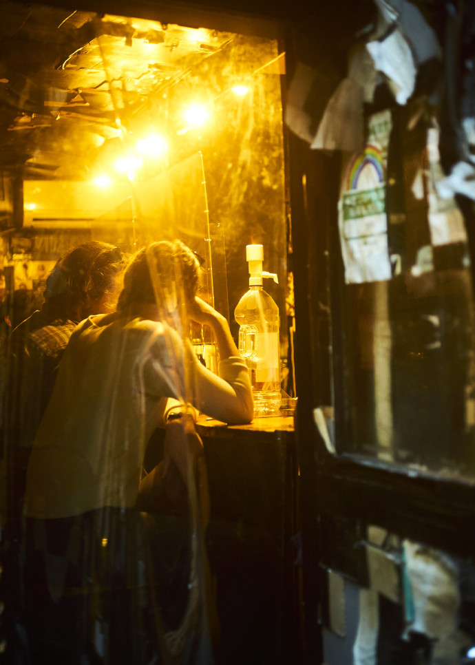 Dans le quartier de Shinjuku Golden Gai, des petits bars de nuit ne peuvent accueillir plus de 10 personnes à la fois.