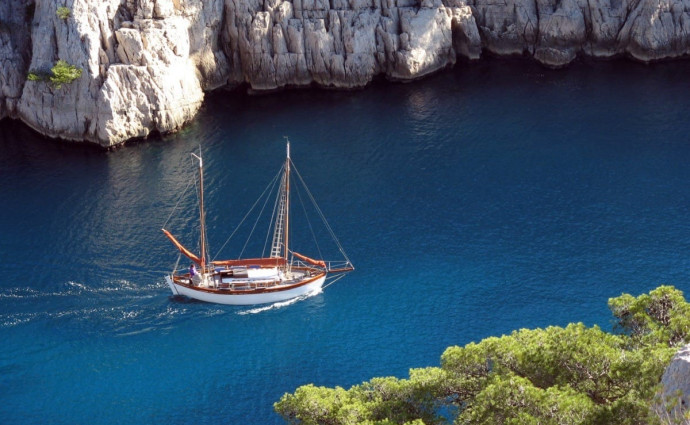 L’hôtel des Roches Blanches et ses partenaires mettent à votre disposition à la journée ou à la demi-journée des bateaux avec ou sans skipper pour découvrir les Calanques et les merveilles de la côte entre Marseille et Saint-Tropez.