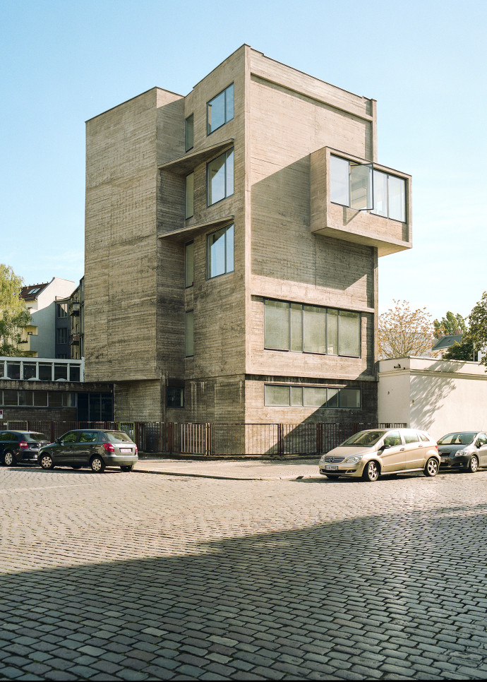 L’architecture brutaliste berlinoise voisine les tables Ernst et Julius.