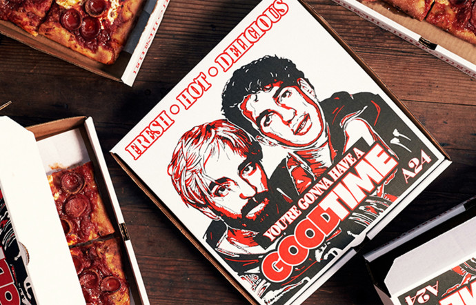 Robert Pattinson et Benny Safdie, sur une boîte à pizza pour promouvoir Good Time.