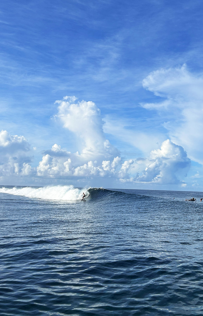 Sur la vague, en mars 2023, les surfeurs japonais sélectionnés pour les J.O. s’entraînent déjà.
