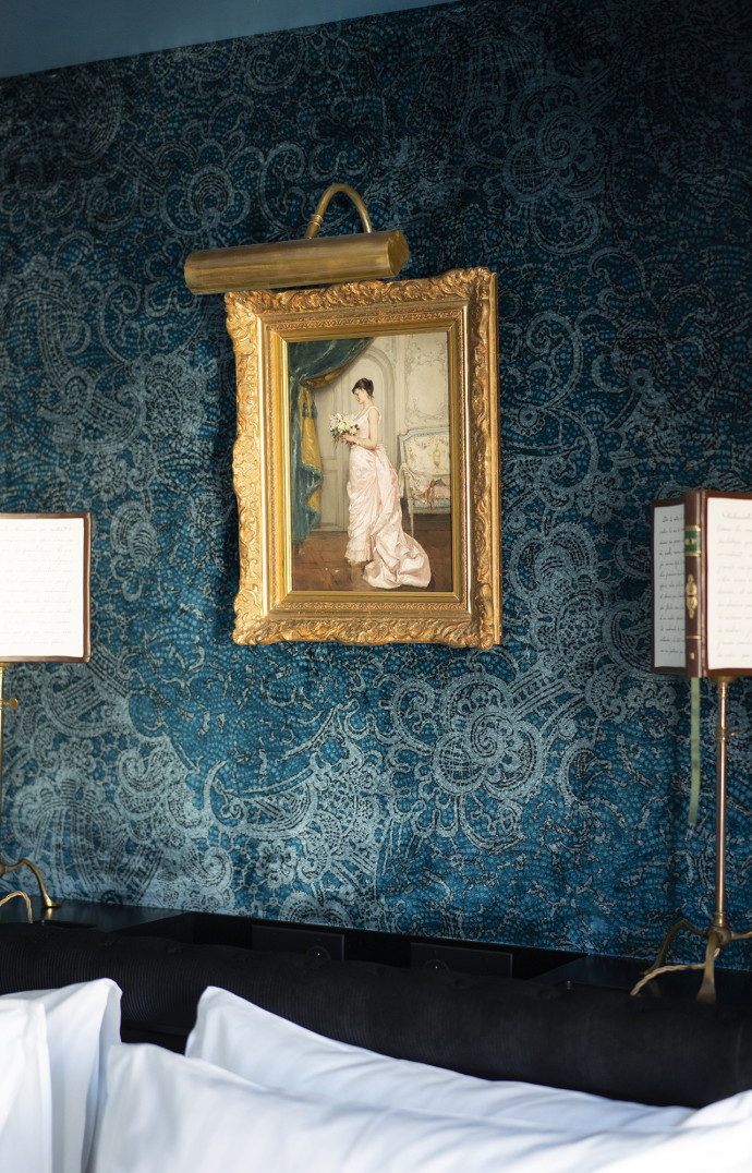 Les peintures qui ornent les cadres de lit ont tous un lien avec Marcel Proust.