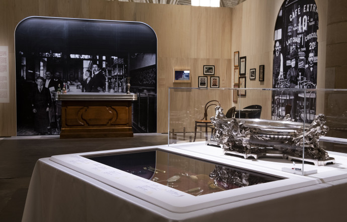 L’exposition met en scène un bistrot et présente des collections d’art de la table précieux (ici Christofle).