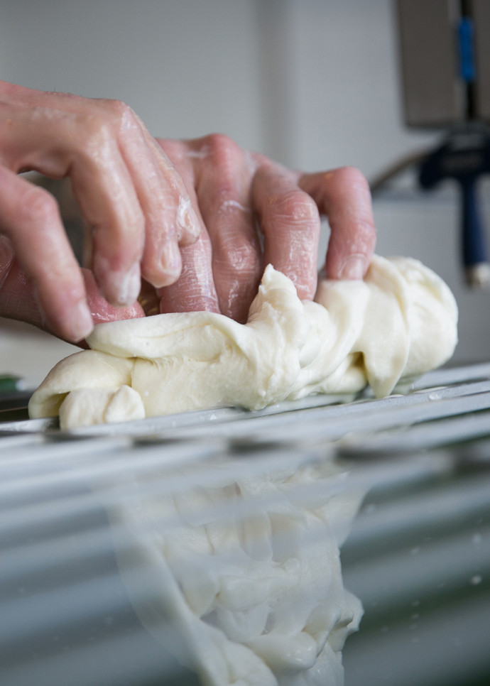 La burrata est née dans les années 30 d’une intuition du maître fromager Lorenzo Bianchino.