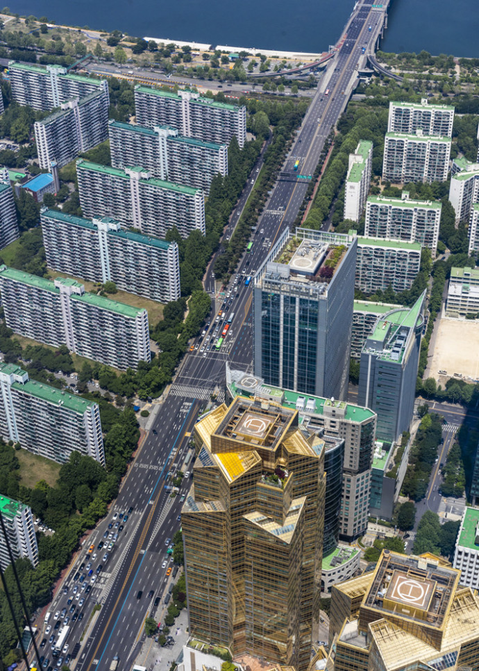 Song-pa, le quartier des centres commerciaux, des marchés traditionnels et du complexe de loisirs lotte World, photographié depuis la Lotte World Tower, qui; du haut de ses 500 m; offre une vue unique sur Séoul. Au premier plan, le Lotte Castle Gold.