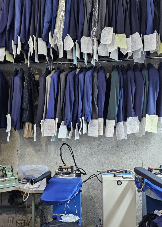 Dans l’atelier au 15 rue d’Aboukir, des centaines de costumes sont retouchés chaque semaine.