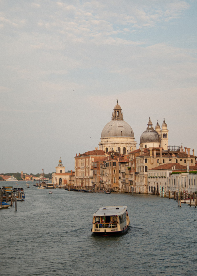 À partir de l’été prochain une taxe d’entrée allant de 3 jusqu’à 10 euros selon le niveau d’affluence sera exigée à tout visiteur entrant à Venise.