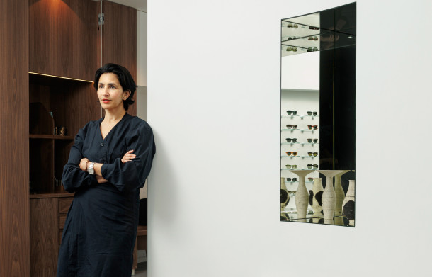 La créatrice Ahlem Manai‑Platt, vient d’ouvrir à Paris sa quatrième boutique, dix ans après avoir lancé sa marque de lunettes à Los Angeles, 2023 - TGL