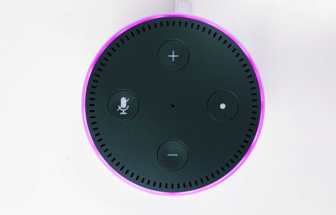 Amazon Alexa Echo Dot en mode violet.