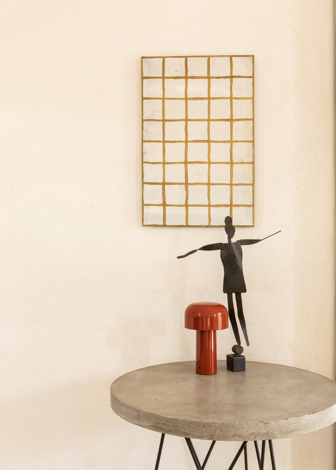 Table basse Sticchite, en fer et béton,et sculpture en tôle Ciu Ciu créées par Antonino Sciortino (Serax), lampe Bellhop (Flos) et, au mur, œuvre Gabbia d’Oro.