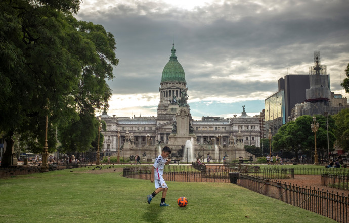 Devant le palais du Congrès, les pelouses constituent une aire de jeux idéale pour les jeunes Argentins.
