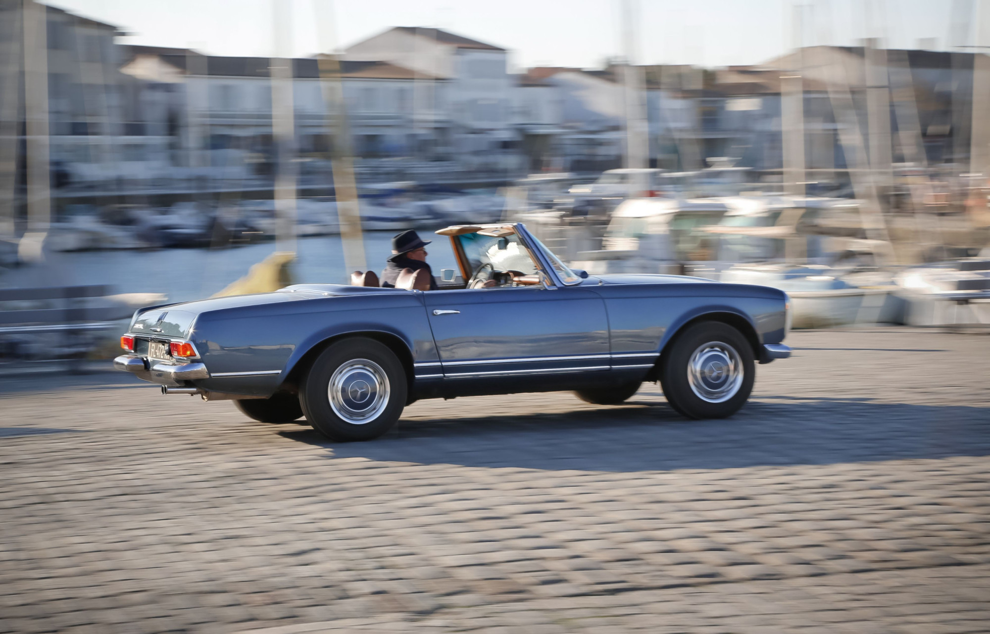 Mercedes Pagode : au volant de la voiture culte des années 60