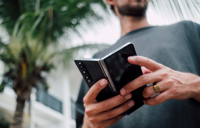 Le Samsung Z Fold 4 est la fusion parfaite entre un téléphone et une tablette.