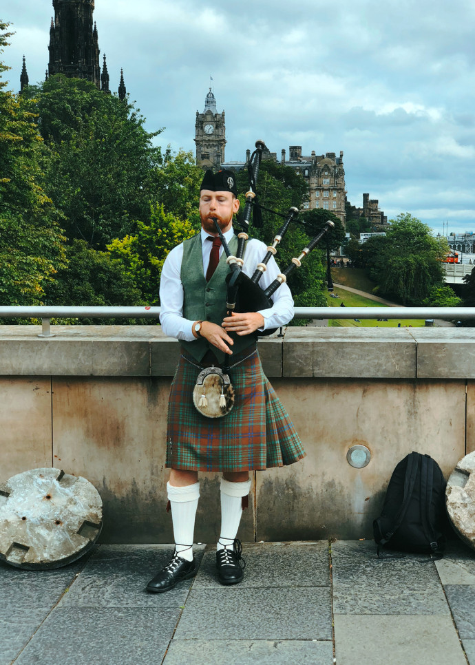 À ses débuts, le kilt était utilisé par les membres des clans écossais pour marquer leur appartenance et se distinguer des clans rivaux.
