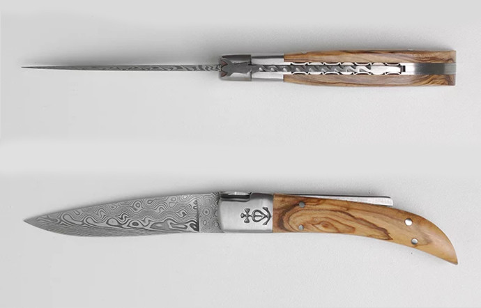 Les couteaux proposés sont haut de gamme et fabriqués à partir d’un acier inoxydable ultra résistant et solide, composé de 160 couches d’aciers superposées