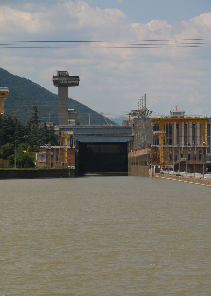 Passage au barrage de Djerdap 1, impressionnante double écluse des “Portes de Fer”.