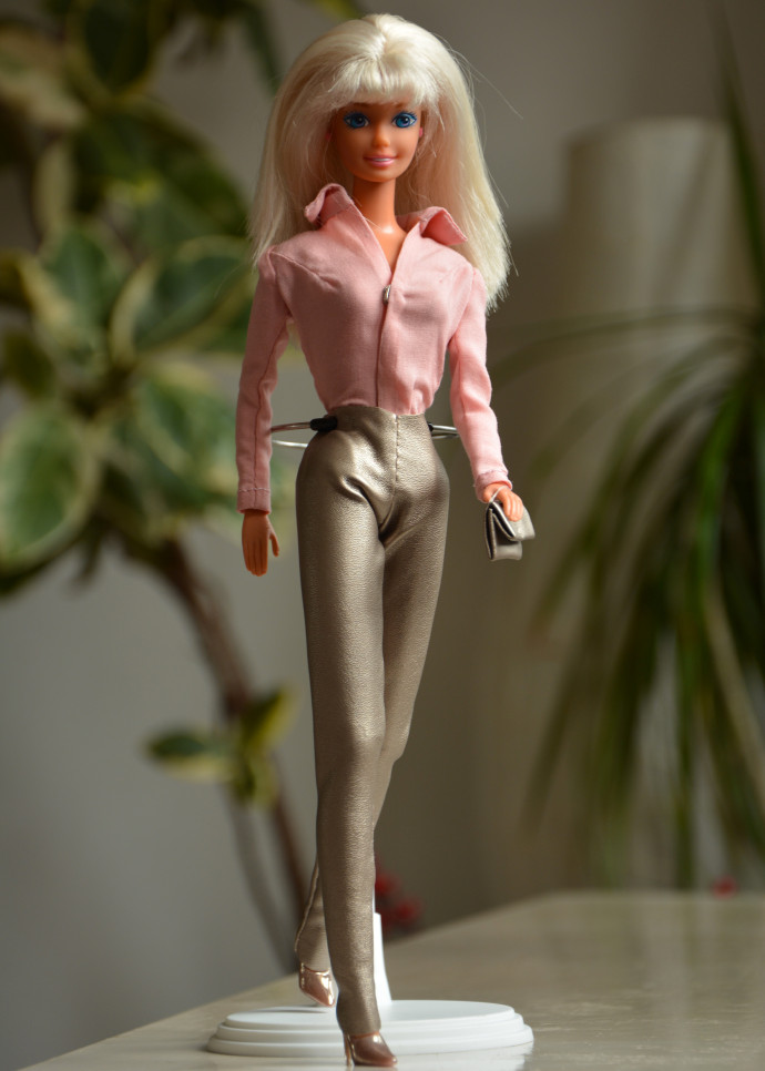 e Barbiecore en version féminine consiste donc à s’habiller de manière hyper féminine, strictement en rose, si possible rose bonbon, ou en couleurs flashys.