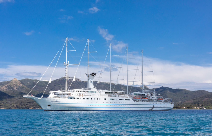 Club Med 2 est le seul cinq‑mâts au monde à la pointe de la technologie. Ses dimensions modestes – 2 700 m2 de pont en teck et 184 cabines tout de même – et son faible tirant d’eau lui permettent de jeter l’ancre là où les géants des mers ne peuvent s’aventurer.
