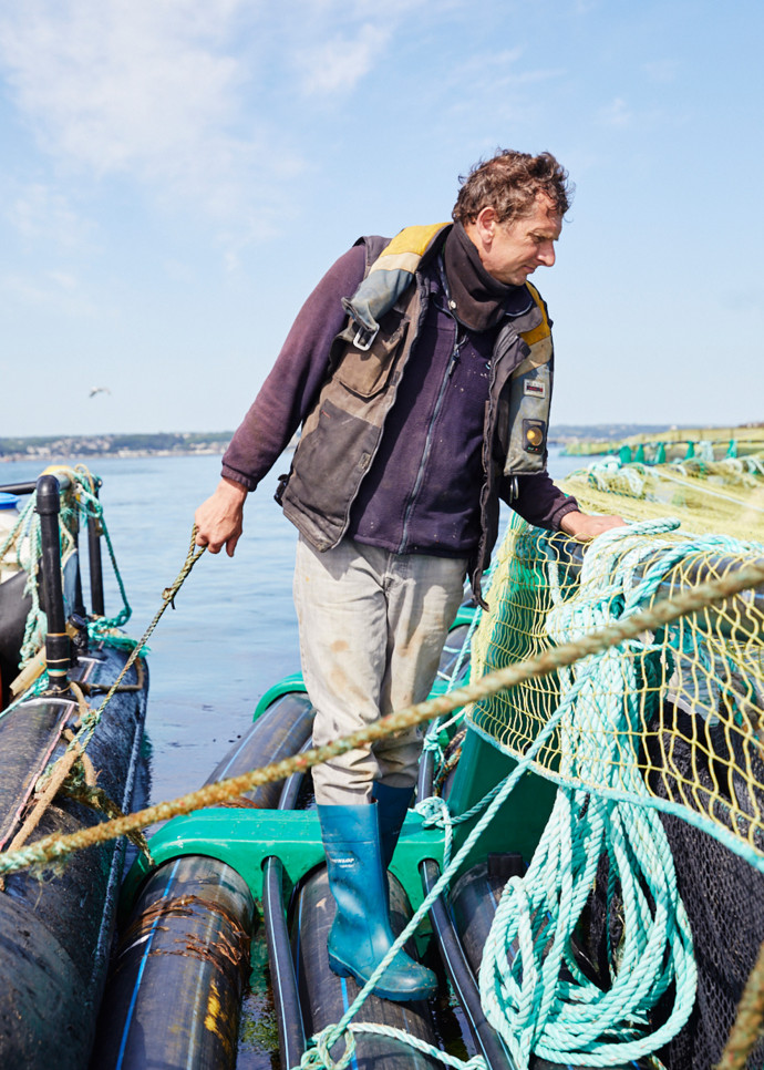Pascal Goumain, féru d’aquaculture et d’aquaponie, dirige la ferme Saumon de France, la seule à élever les saumons en mer.