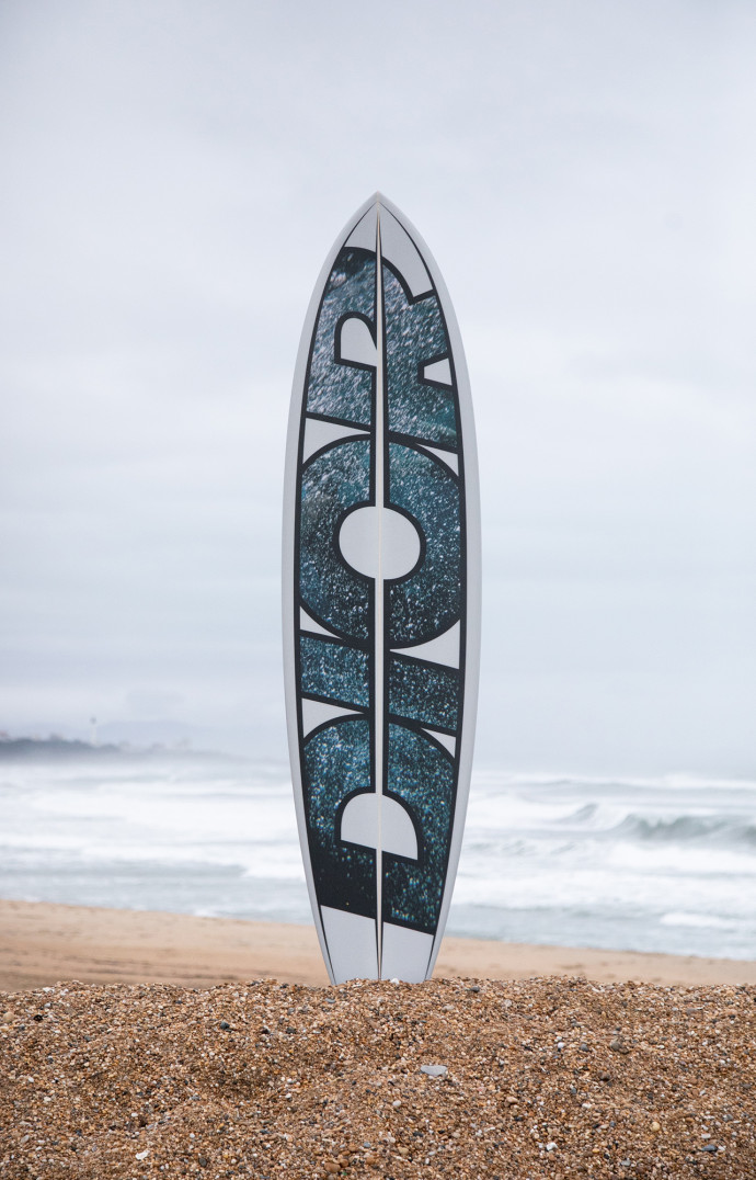 La planche de surf Dior, quant à elle « shapée » par Notox.
