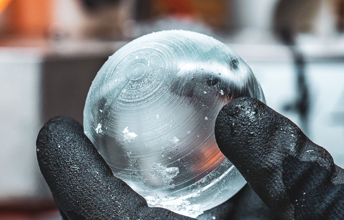 Une sphère de clear ice produite par The Nice Company.
