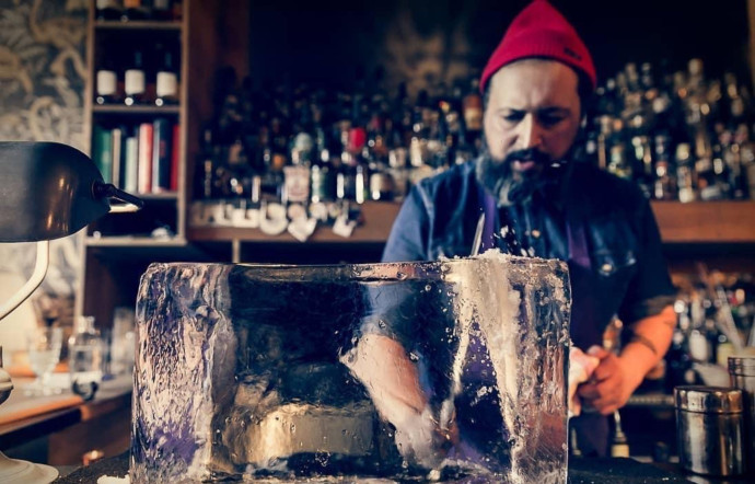 Kaled Derouiche travaille la glace pure dans son bar à cocktails parisien, Andy Wahloo.