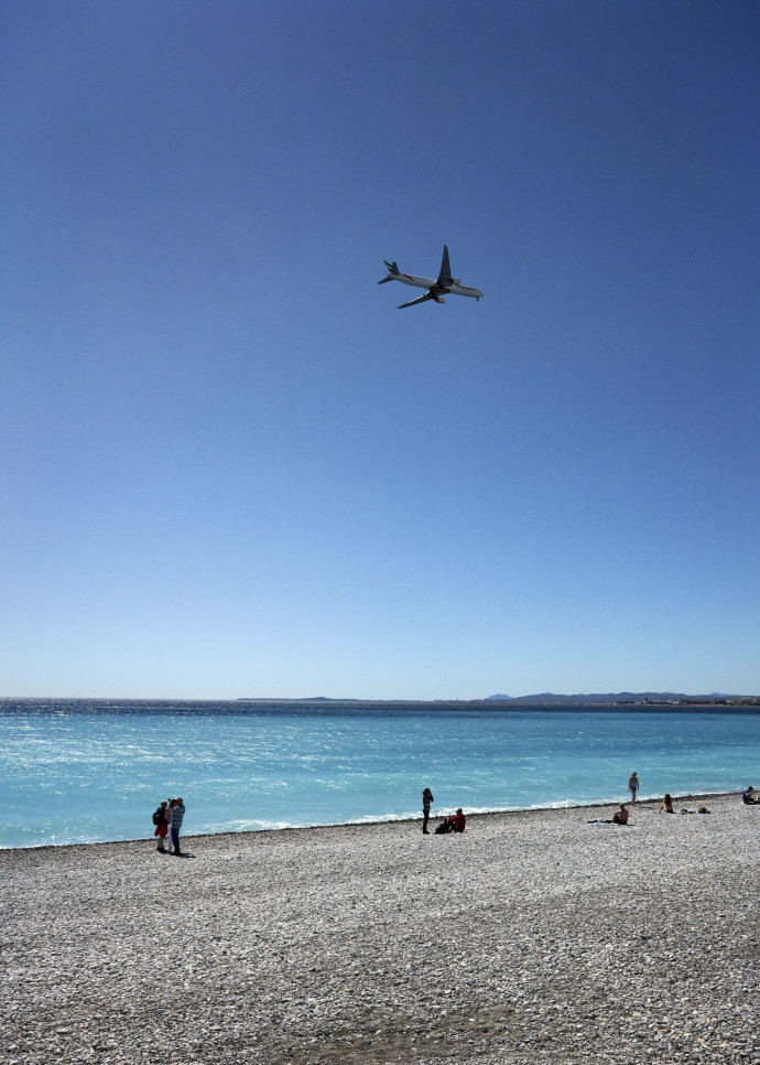 Un avion survolant la plage de Nice.