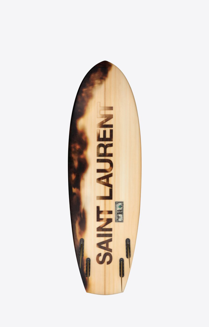 Le surf effet bois brûlé, une œuvre d’art qui l’on aura du mal à mettre à l’eau.