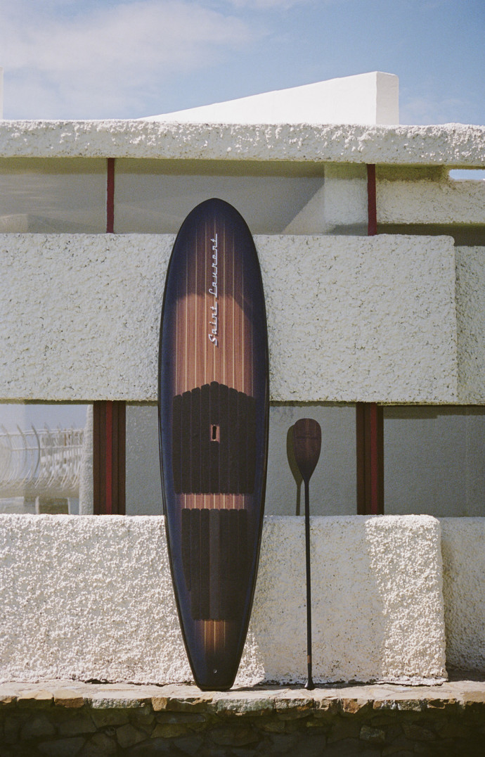 Saint-Laurent a également demandé à Beau Lake, une marque de luxe canadienne d’équipement nautique, d’imaginer un paddleboard.