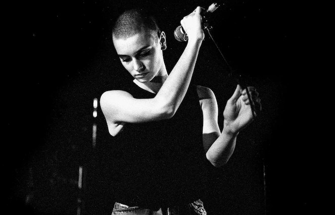 Sinéad O’Connor sur scène à Amsterdam en 1988.