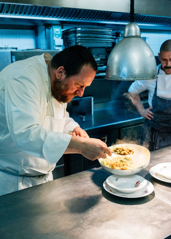 Le chef Angelo Torcigliani dans les cuisines de son restaurant Il Merlo, à Camaiore.