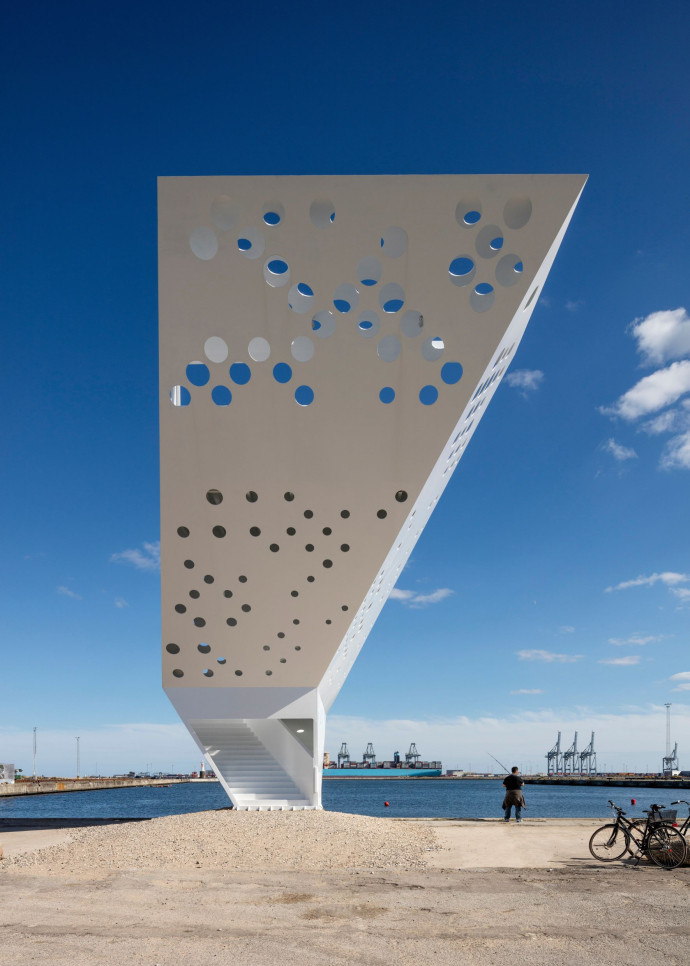 The Salling Tower, sur le port d’Aarhus, au Danemark, une sculpture urbaine en acier blanc structurée comme un origami.