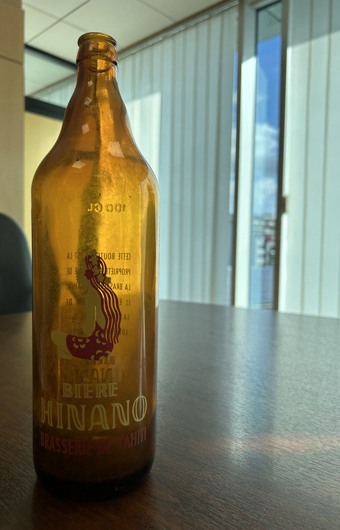 La toute première bouteille de bière Hinano est précieusement conservée par Jean-Pierre Fourcade à Papeete.
