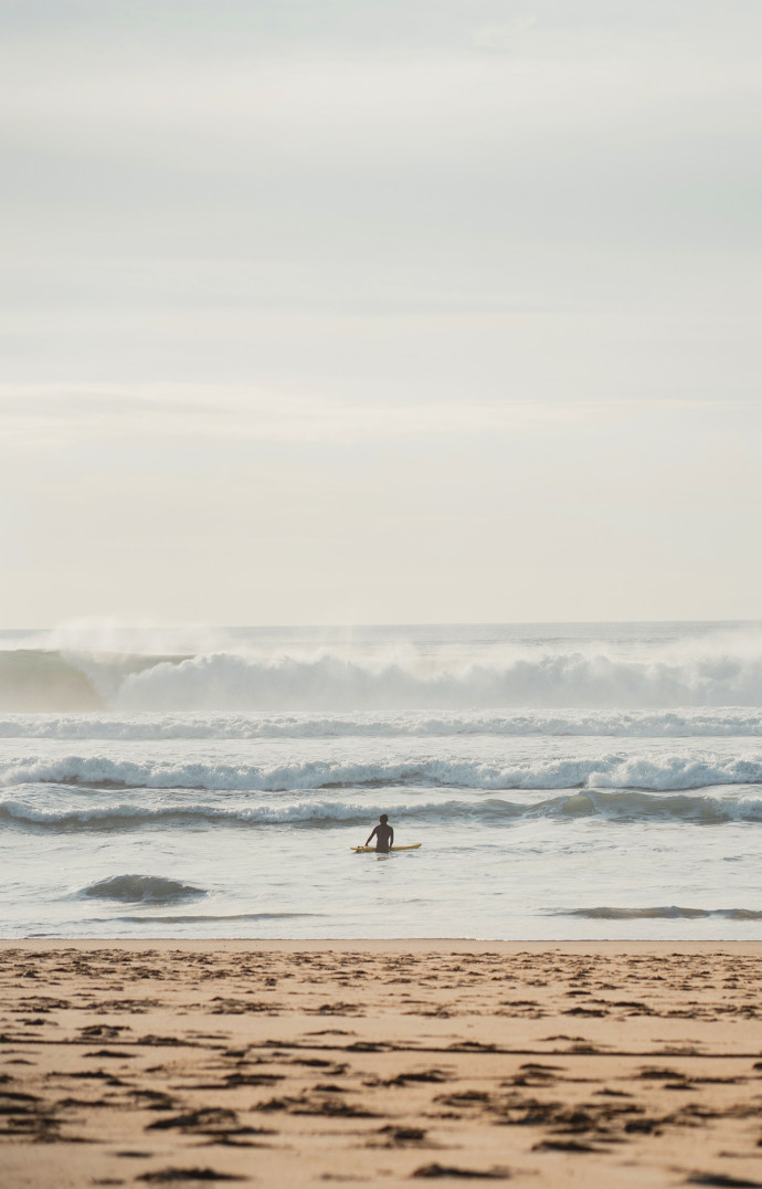 Le surfeur dans ses vagues, image d’Epinal à Hossegor.