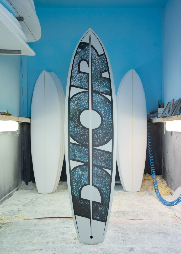 La planche de surf Dior, réalisée en collaboration avec Notox dans des matériaux respectueux de l’environnement.
