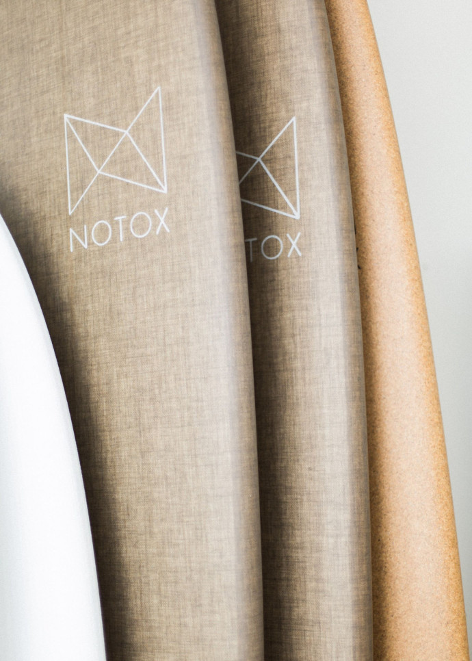La planche de surf Dior, réalisée en collaboration avec Notox dans des matériaux respectueux de l’environnement.