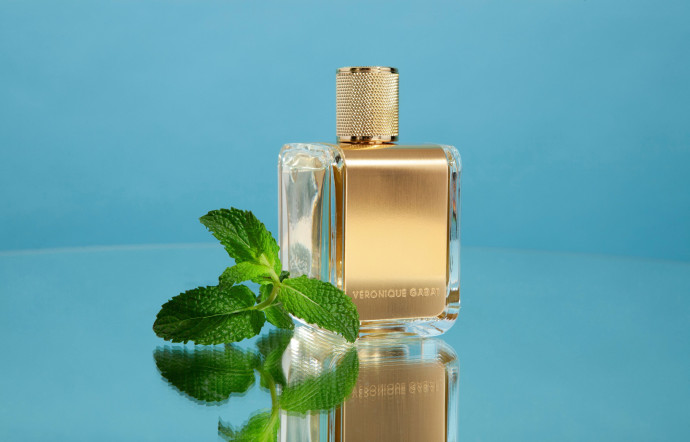 L’eau de parfum Vert Désir, de Véronique Gabai, promet un « éclaboussement d’eau fraîche et propre, infusée d’herbe, de menthe et d’absinthe, contrastée de bois noir et sexy ».