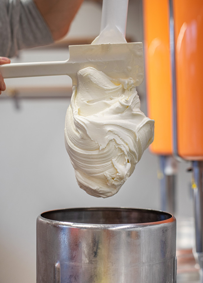 La glace au pain d’Alain Ducasse a reçu le trophée « création glacée » 2022 de Fou de Pâtisserie.