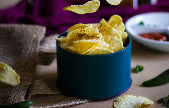 Chips dans un bol bleu