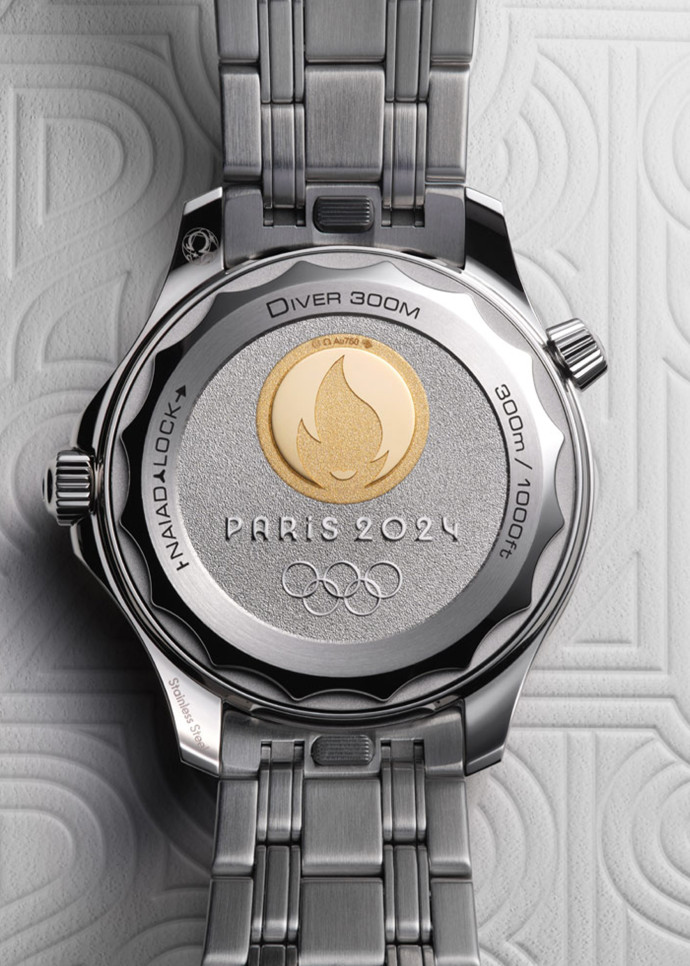 Sur le fond du boîtier, on retrouve le logo de JO de Paris 2024 sous forme de médaillon en or.
