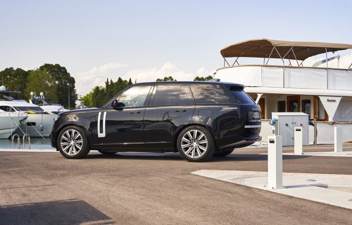Le Range Rover P510e PHEV peut parcourir 113 kilomètres en mode 100 % électrique.