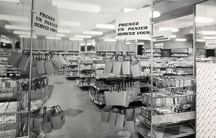1960-1970 : les rayons alimentations prennent la forme d’un supermarché.