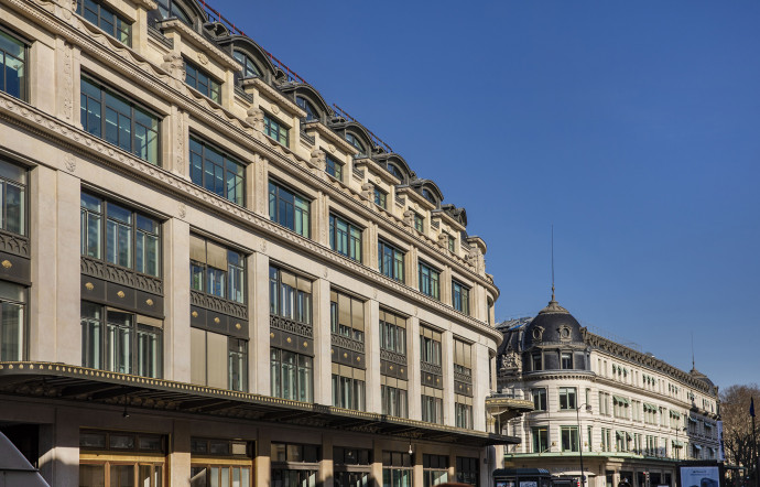 Les deux magasins du Bon Marché se font face : au premier plan, celui qui abrite la Grande Epicerie de Paris.